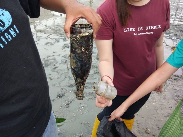 Get your hands dirty to save trashes from the ocean