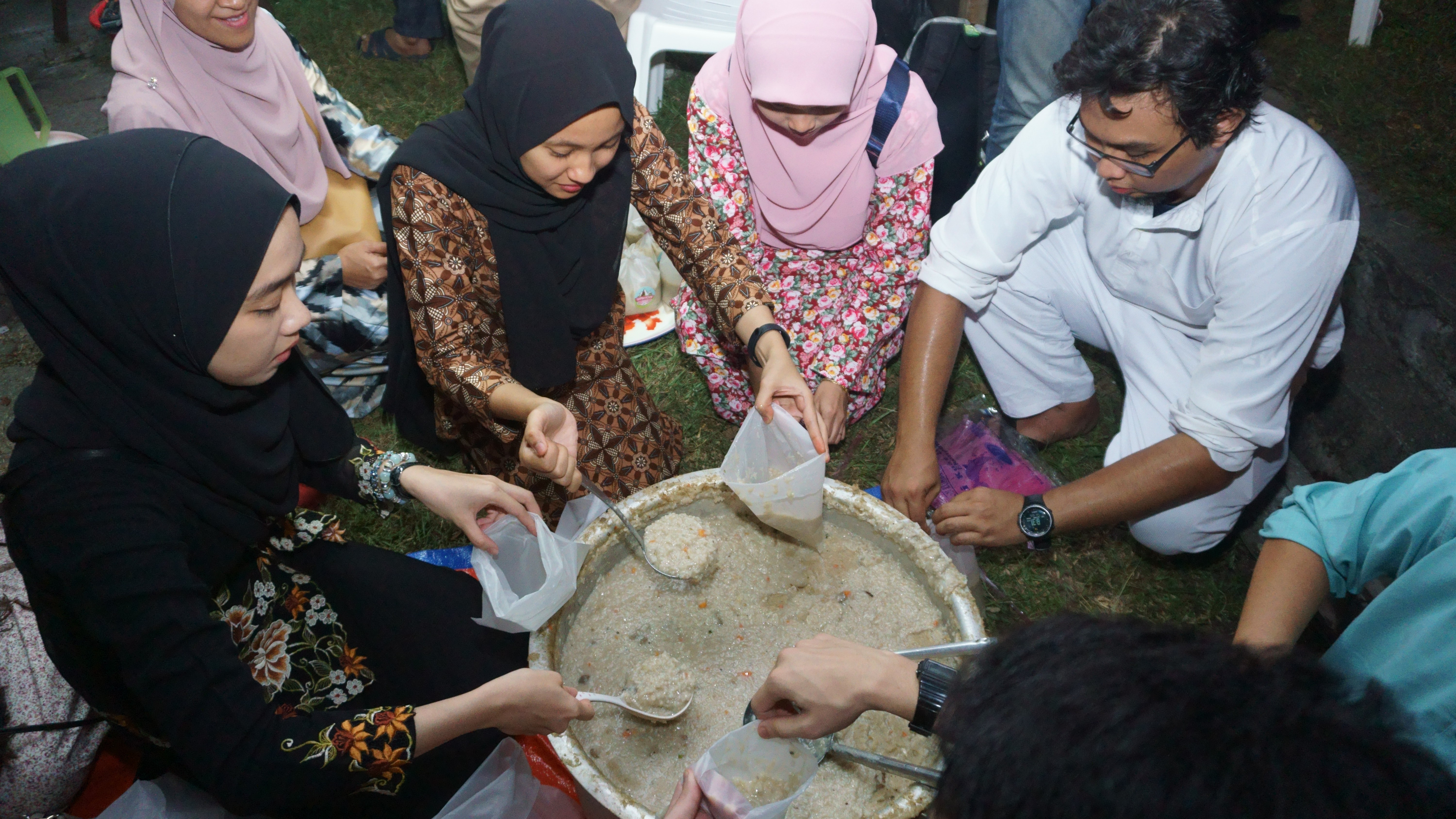 Tangan yang memberi lebih baik dari tangan yang menerima